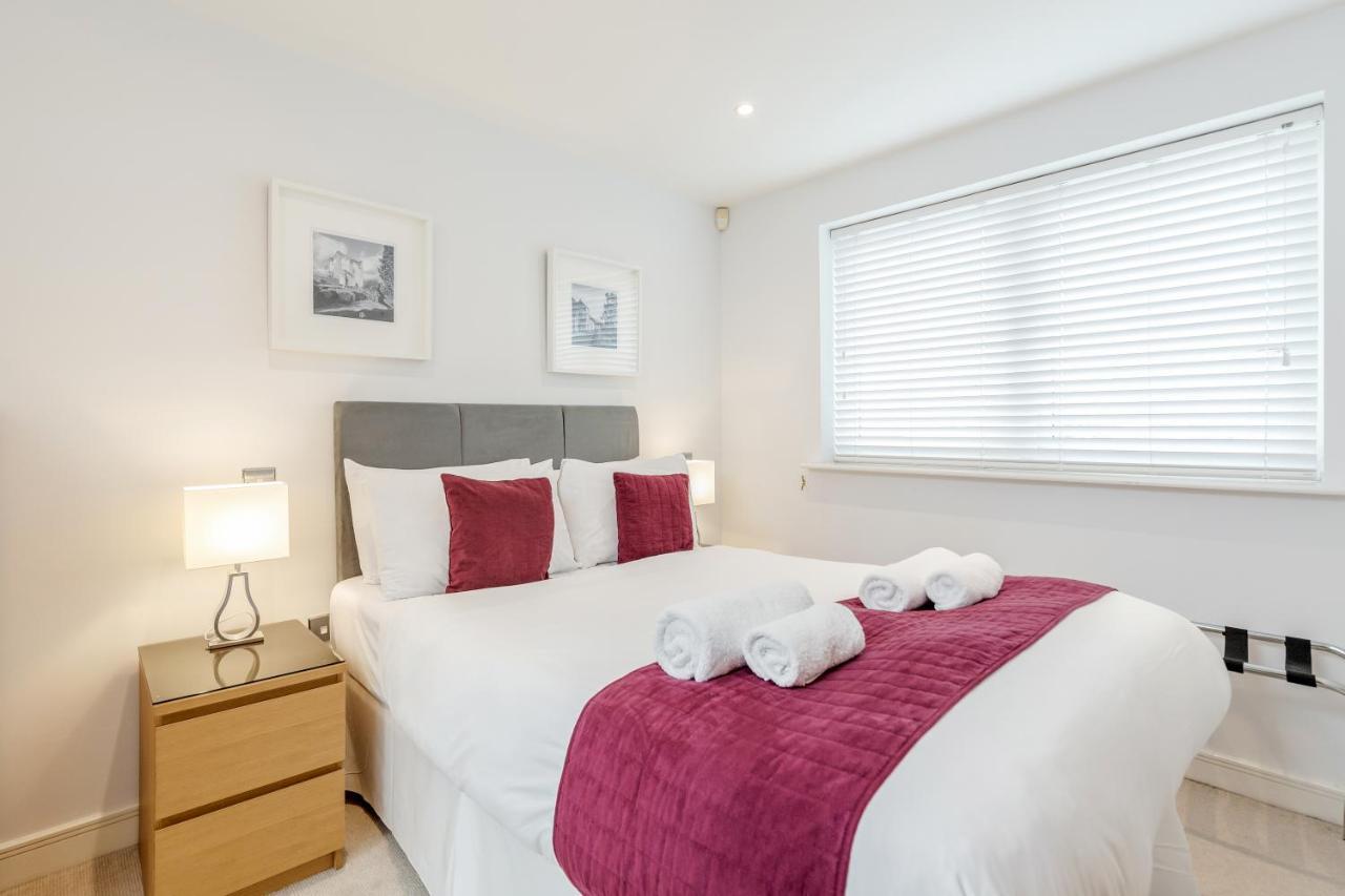 Roomspace Serviced Apartments - Abbot'S Yard Гілфорд Екстер'єр фото